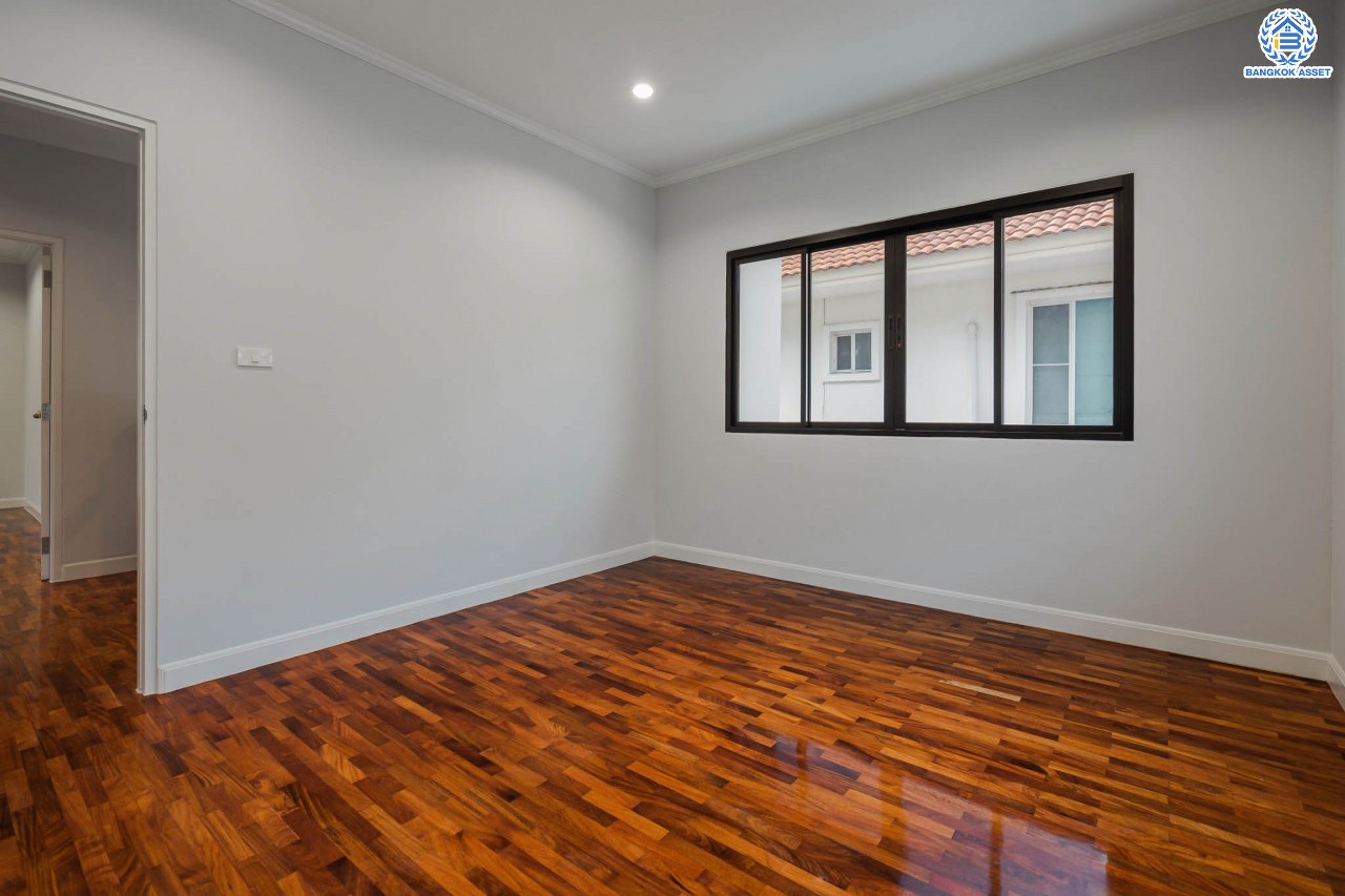 บ้านมือสองตกแต่งใหม่ ม.ภัสสร7 รัตนาธิเบศร์ พื้นที่กว้างกว่า 58.9 ตร.ว. รองรับทุกความสุข ฟังก์ชัน 3 ห้องนอน 3 ห้องน้ำ 2 ห้องอเนกประสงค์ จอดรถได้ 2 คัน บนทำเลเดินทางสะดวก ติดถนนใหญ่ ใกล้รถไฟฟ้า "สถานีบางพลู" เพียง 400 ม.